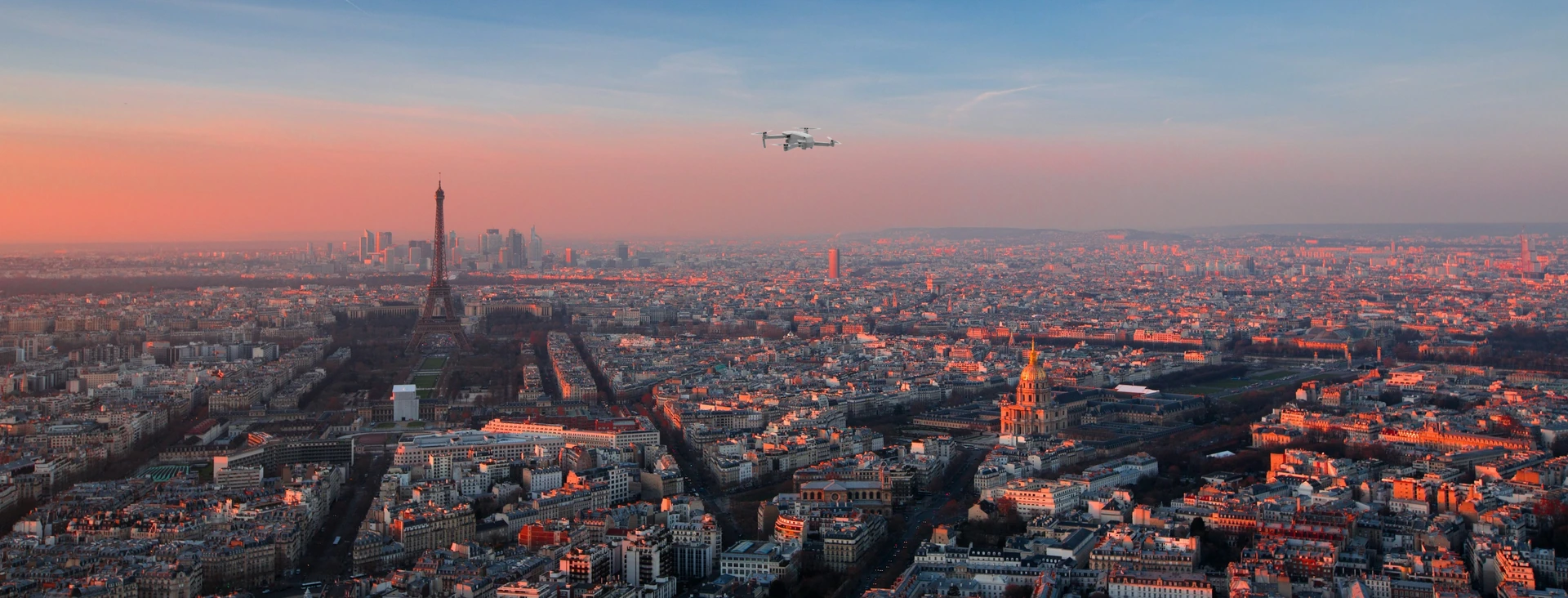 Paris au coucher du soleil, avec un seul drone ajouté à titre illustratif